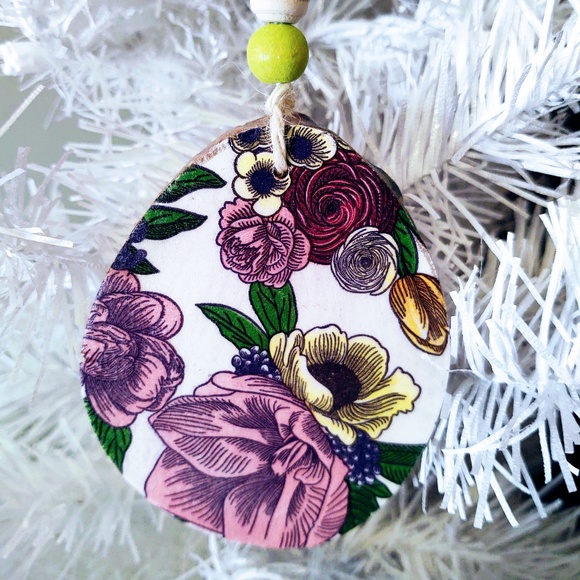 HAND CRAFTED SPRING/EASTER FLORAL PAINTED BEADS WOOD ORNAMENT/TIERED TRAY DECOR - Picture 2 of 4